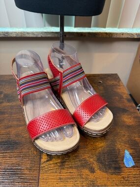 L'Artiste by Spring Step leather wedge sandals red perforated leather Sz39/US 8